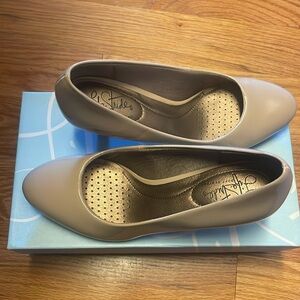 Life Stride taupe heels, soft system, size mediume 6.5, worn once